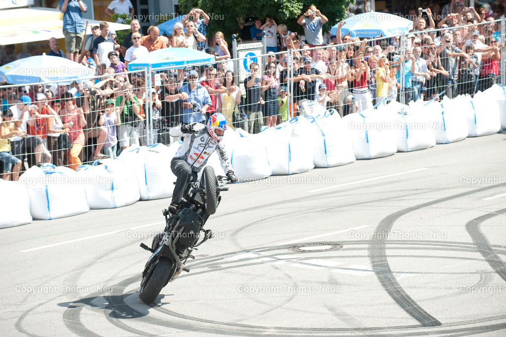 _DSC7181 | Sebastian Vettel beim spektakulären „Home Run“ in Heppenheim: Der Formel-1-Weltmeister fährt im Red-Bull-Rennwagen über die zur Rennstrecke umfunktionierte B3 in seiner Heimatstadt. Tausende Fans feiern ihren Lokalhelden.