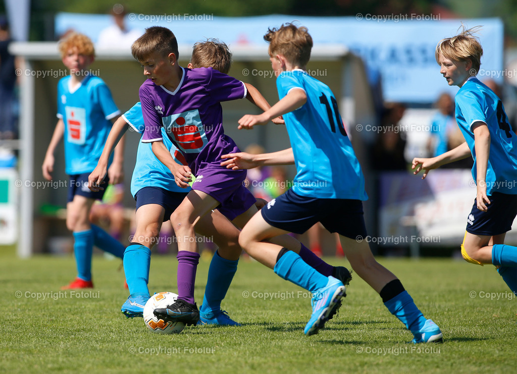 A_LUI_010622_59 | SPORT,FUSSBALL,SPARKASSE SCHUELERLIGA LANDESFINALE 2022 PETTENBACH 01.06.2022 IM BILD: (LAMBACH VIOLETT) UND (ROHRBACH BLAU) FOTO.FOTOLUI