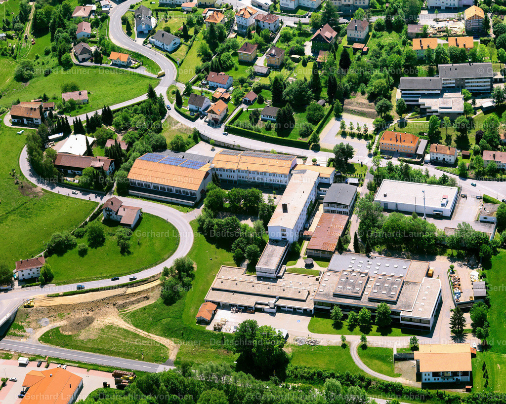 2724092 | WALDKIRCHEN 19.05.2007 Gebäudekomplex der Berufsschule Staatliches Berufliches Schulzentrum Waldkirchen in Waldkirchen im Bundesland Bayern, Deutschland. Weiterführende Informationen bei: Staatliches Berufliches Schulzentrum Waldkirchen. // Building complex of the vocational school State Vocational School Center Waldkirchen in Waldkirchen in the state Bavaria, Germany. Further information at: Staatliches Berufliches Schulzentrum Waldkirchen. Foto: Gerhard Launer
