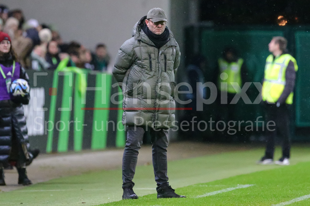 Fussball, DFB-Pokal Frauen, VfL Wolfsburg - SV Werder Bremen | v.li.: Thomas Horsch (Trainer, Cheftrainer, SV Werder Bremen), DIE DFB-RICHTLINIEN UNTERSAGEN JEGLICHE NUTZUNG VON FOTOS ALS SEQUENZBILDER UND/ODER VIDEOÄHNLICHE FOTOSTRECKEN. DFB REGULATIONS PROHIBIT ANY USE OF PHOTOGRAPHS AS IMAGE SEQUENCES AND/OR QUASI-VIDEO.