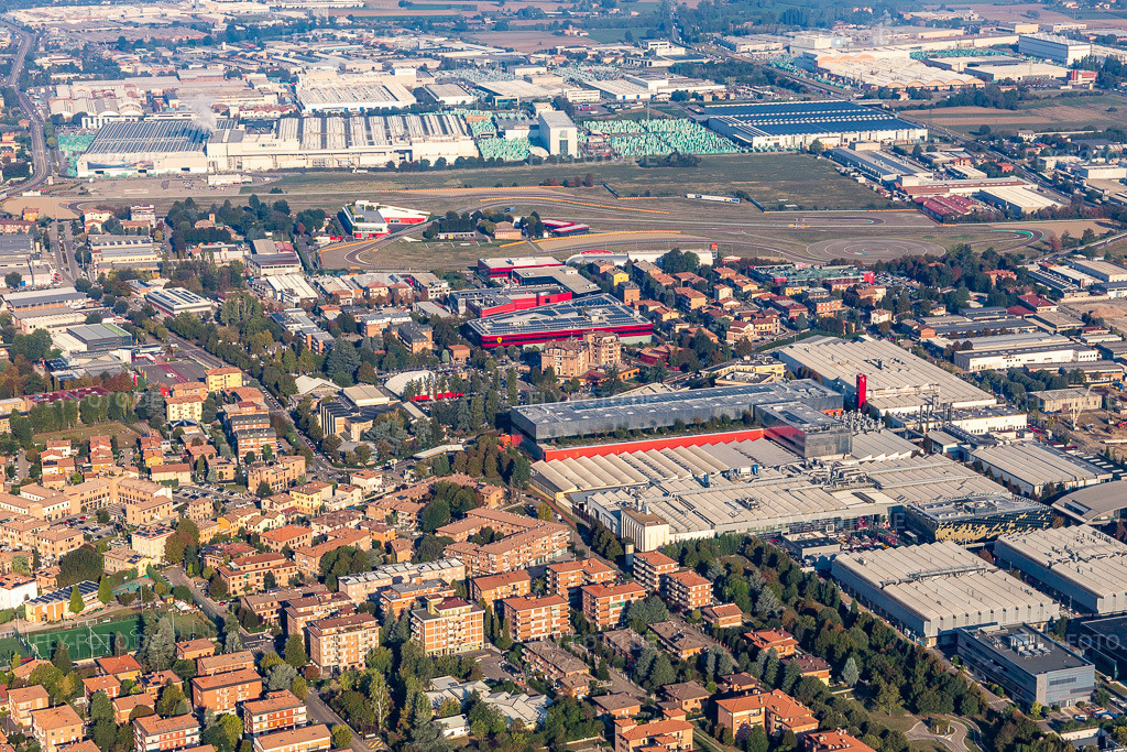 Luftbild: Ferrari S.P.A. in Maranello im Bundesland Modena in Italien. – Foto: IMG_134917.jpg vom 20.09.2022 durch Werner Riehm/FLY-FOTO.de – Auflösung des Originals: 5472 x 3648 px – WWW.FERRARI.COM