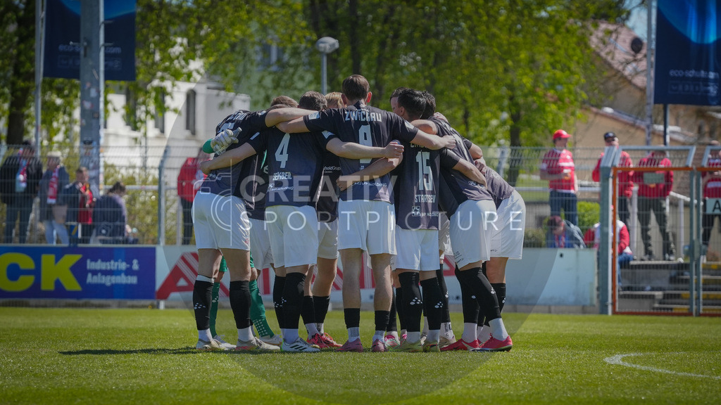 Fußball, Herren, Saison 2025/2026, Regionalliga Nordost, 31. Spieltag, FSV 63 Luckenwalde vs. FSV Zwickau, Sonntag 26.04.2026, Werner-Seelenbinder-Stadion Luckenwalde | Fußball, Herren, Saison 2025/2026, Regionalliga Nordost, 31. Spieltag, FSV 63 Luckenwalde vs. FSV Zwickau, Sonntag 26.04.2026, Werner-Seelenbinder-Stadion Luckenwalde, Im Bild: Der Mannschaftskreis des FSV Zwickau. - Realisiert mit Pictrs.com