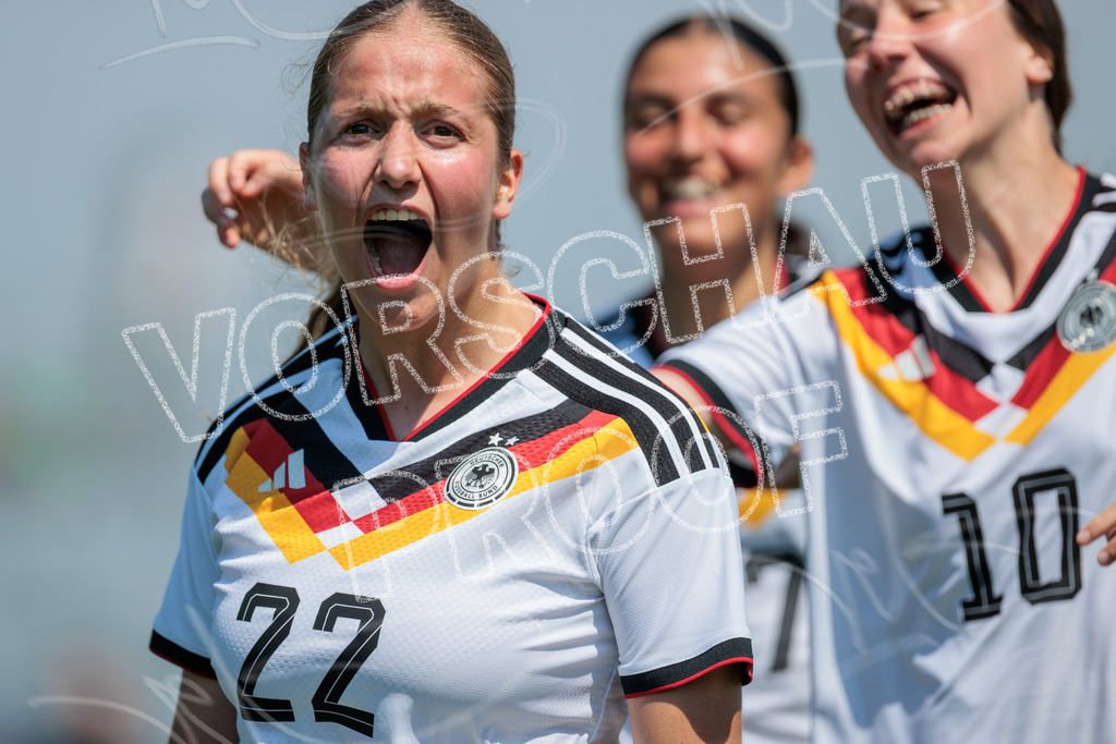 Testspiel U16-Juniorinnen: Deutschland – England | Die Bildergalerie dokumentiert das Länderspiel der deutschen U16-Juniorinnen gegen die Auswahl Englands. Die Fotografien zeigen Spielaktionen, Zweikämpfe, Torchancen, Mannschaftsszenen sowie weitere Impressionen der Begegnung. Die Aufnahmen entstanden im Rahmen des Testspiels beider Nachwuchsnationalmannschaften in der Kümpel + Hellmeister Arena in Hamm am 20. Juni 2026 und halten die sportlichen und emotionalen Momente des Spiels fest. - Realisiert mit Pictrs.com
