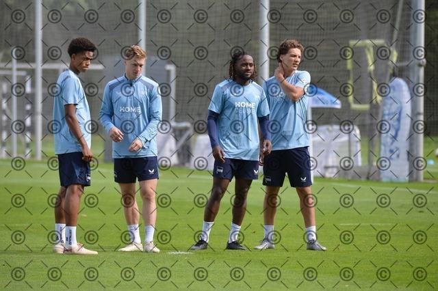 RGE_0367 | Hertha BSC, 2.Bundesliga, Herren, Fußball, Training auf dem Schenckendorffplatz, Mittwoch 09.09. 2026, Saison 2026/27,  von li. Jerome Diallo ( Hertha BSC ), Julian Eitschberger ( Hertha BSC ),  Deyovaisio Zeefuik ( Hertha BSC ),  Soufian Gouram ( Hertha BSC ), Fotograf: Ralf Gebhardt - Realisiert mit Pictrs.com