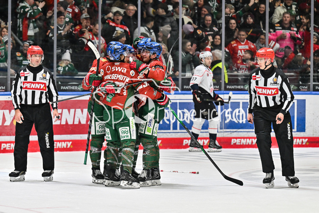 Augsburger Panther - Nürnberg Ice Tigers | AUGSBURG, GERMANY - 23. DECEMBER: Jubel der Panther nach dem Treffer zum 2-2 durch Alexander BLANK (Augsburger Panther 26) / Tor / Torschuetze / Freude / Happy während dem Match zwischen den Augsburger Panthern und den Nürnberg Ice Tigers am 31. Spieltag der Penny DEL im Curt Frenzel Stadion
