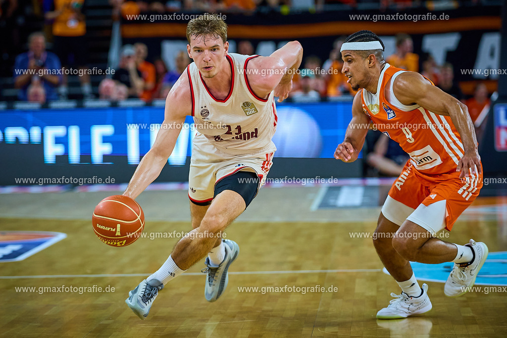 GER, ratiopharm ulm gegen FC Bayern, Basketball, 2. PlayOff, Finale, EasyCredit Bundesliga, Spielzeit 2024/2025, 18.06.2025 | Justus Hollatz (FC Bayern, #21) und Alfonso Plummer (ratiopharm ulm, #09)GER, ratiopharm ulm gegen FC Bayern, Basketball, 2. PlayOff, Finale, EasyCredit Bundesliga, Spielzeit 2024/2025, 18.06.2025Foto: Eibner-Pressefoto/Gerald Oelze-de Stoppany