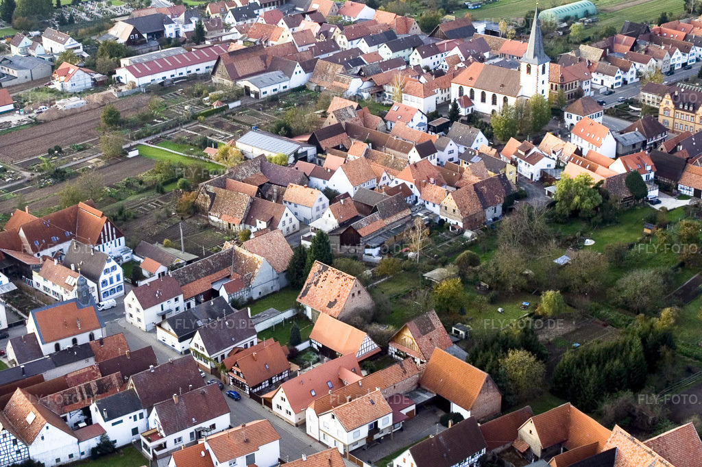 Luftbild: Lange Straße in Ottersheim bei Landau im Bundesland Rheinland-Pfalz in Deutschland.Foto: IMG_4630.jpg vom 10.11.2006 durch Werner Riehm/FLY-FOTO.deAuflösung des Originals: 2703 x 1801 px