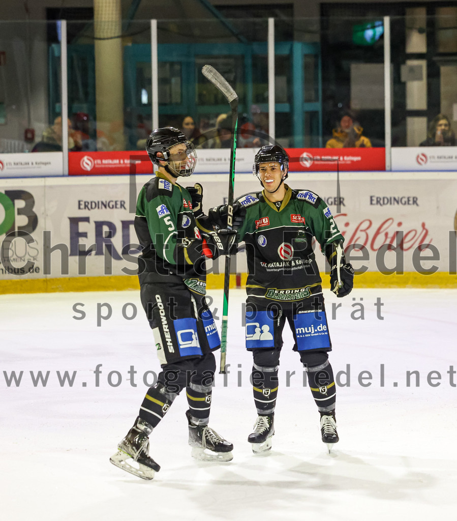 2022-12-02_143_TSV_Erding_gegen_EV_Pegnitz | Erding, Deutschland, 02.12.2022:
Eishockey, Bayernliga 2022 / 2023, 17. Spieltag, TSV 
Erding gegen EV Pegnitz, Endergebnis: 9:3

Florian Zimmermann (Erding Gladiators, #5), Mark Waldhausen (Erding Gladiators, #27)

Foto: Christian Riedel / fotografie-riedel.net
