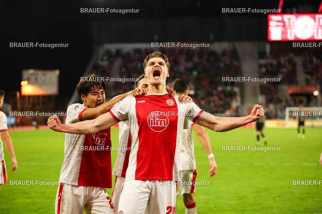 Rot-Weiss Essen - 1.Fc Schweinfurt | Essen, Deutschland, 02.11.2025 Marek Jansen  (Rot-Weiss Essen) Torjubel nach dem 2:1während des 3.Liga Spiels zwischen  Rot-Weiss Essen und 1.Fc Schweinfurt am 02.11.2025 im Stadion an der Hafenstraße in Essen. (Foto von Timo Bluhmki-Schmidt/Brauer Fotoagentur