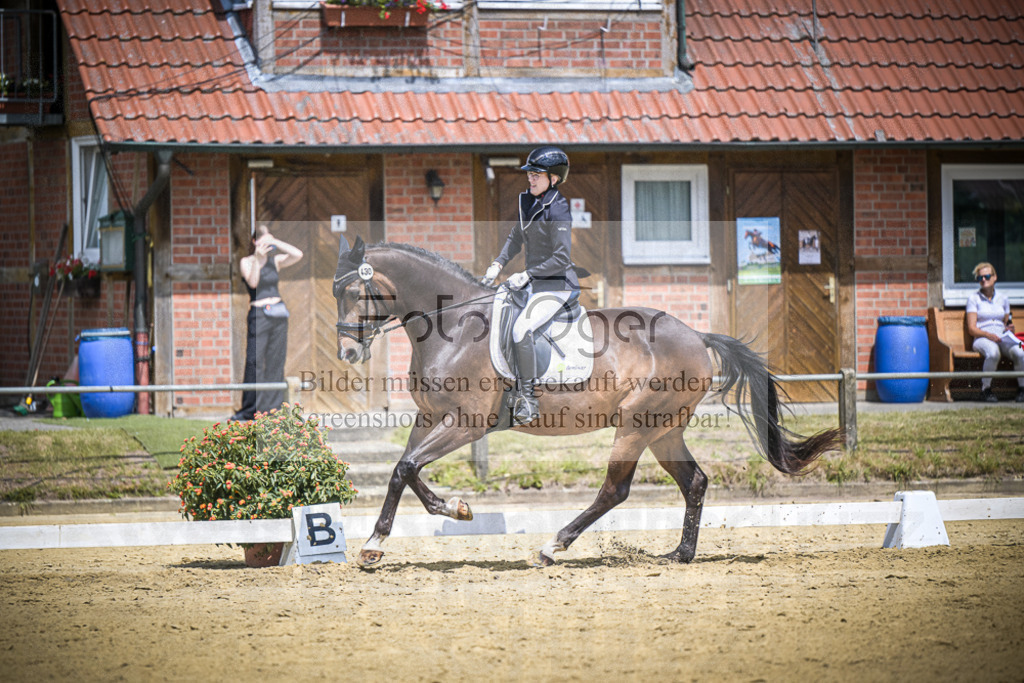 DOS_2300 | Entdecke hochwertige Reitturnierfotos von Foto Oger. Professionell, emotional und authentisch – jetzt Lieblingsmomente im Shop bestellen.Deutschlandweite Turnierfotografie. - Realisiert mit Pictrs.com