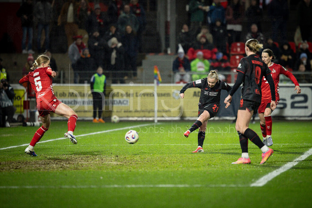 Frauen Fußball-Bundesliga; Bayer 04 Leverkusen - 1. FC Köln, 13.02.2026 | Vanessa Fudalla (Bayer 04 Leverkusen, 21) trifft zum 1:0; Bayer 04 Leverkusen - 1. FC Köln an Spieltag 18 der Google Pixel Frauen-Bundesliga am 13.02.2026 im Ulrich-Haberland-Stadion in Leverkusen (Nordrhein-Westfalen). DFL REGULATIONS PROHIBIT ANY USE OF PHOTOGRAPHS AS IMAGE SEQUENCES AND/OR QUASI-VIDEO.