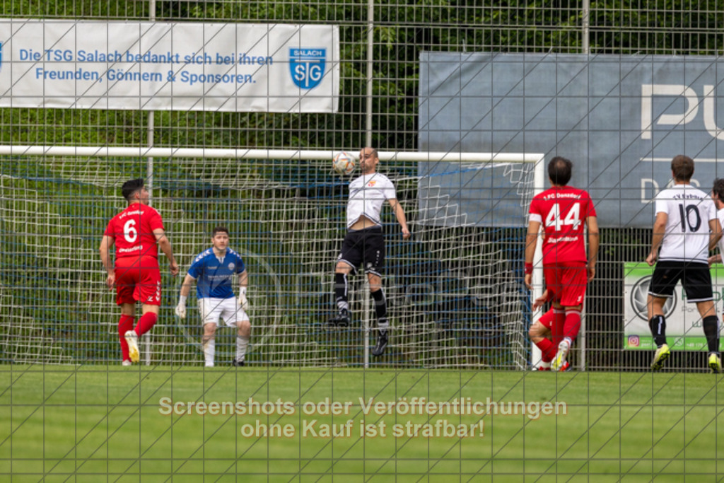 20250616_185257_0329 | #,  TV Eybach (weiß) vs. 1.FC Donzdorf II (rot), Fussball, Entscheidungsspiel 3 in Kreisliga A3 - Bezirk Neckar/Fils, Saison 2024/2025, Rasensportplatz, Staufenecker Str. 41, 73084 Salach, 16.06.2025 - 18:30 Uhr,Foto: PhotoPeet-Sportfotografie/Peter Harich