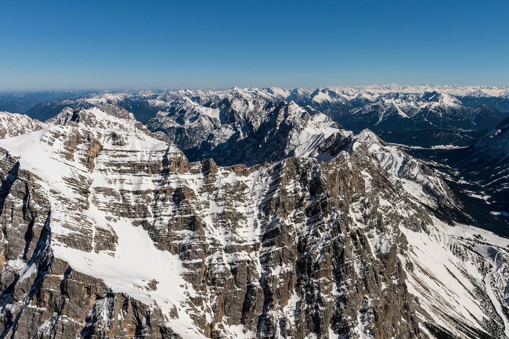 Felsen- Massiv und Berglandschaft des Zugspitzmassiv mit den Gipfeln der Zugspitze | Felsen- Massiv und Berglandschaft des Zugspitzmassiv mit den Gipfeln der Zugspitze