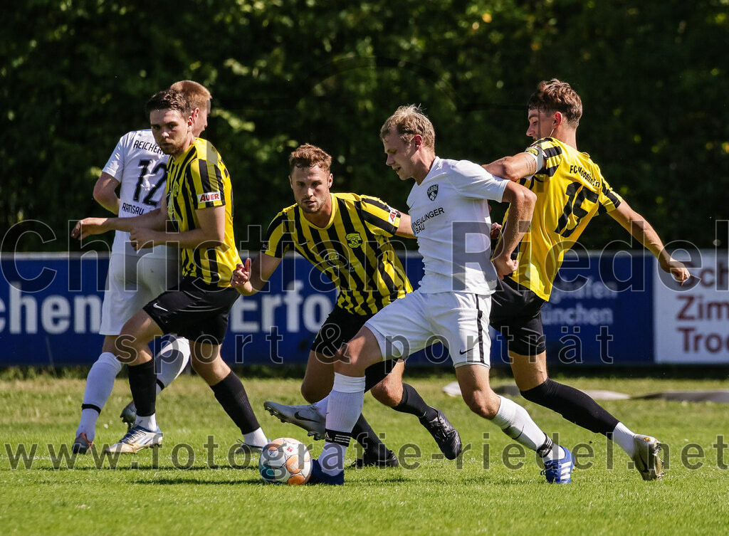 2023-08-19_061_FC_Moosinning_gegen_SV_Reichertsheim | Moosinning, Deutschland, 19.08.2023:
Fußball, Bezirksliga Oberbayern Ost 2023 / 2024, 5. Spieltag, FC Moosinning gegen SV Reichertsheim, Endergebnis: 0:4

Liam Fitzpatrick (FC Moosinning, #22), Thomas Auerweck (FC Moosinning, #19), Matthias Neumaier (SV Reichertsheim, #2), Dennis Stauf (FC Moosinning, #15)

Foto: Christian Riedel / fotografie-riedel.net