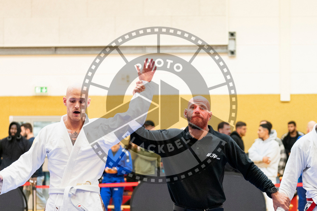 20231118PBB12114 | Fighters compete during the AJP Tour 600 Frankfurt Championship in Frankfurt/Main, Germany, on November 18, 2023.