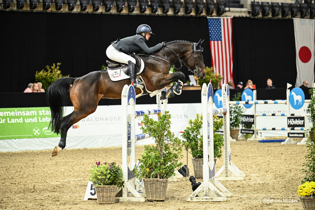 011125-15-150 | Foto Mhisen Pferdefotografie#, Reitturnier Frankfurt#  #Dressur und Springen
#Profi Pferdefotograf Reitturnier Fotograf 
#Sport Horses Photographer 
#equestrain photographer - Realisiert mit Pictrs.com