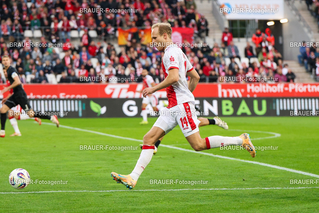 Rot-Weiss Essen - 1.Fc Schweinfurt | Essen, Deutschland, 02.11.2025 Lucas Brumme  (Rot-Weiss Essen) Einzelaktion während des 3.Liga Spiels zwischen  Rot-Weiss Essen und 1.Fc Schweinfurt am 02.11.2025 im Stadion an der Hafenstraße in Essen. (Foto von Timo Bluhmki-Schmidt/Brauer Fotoagentur