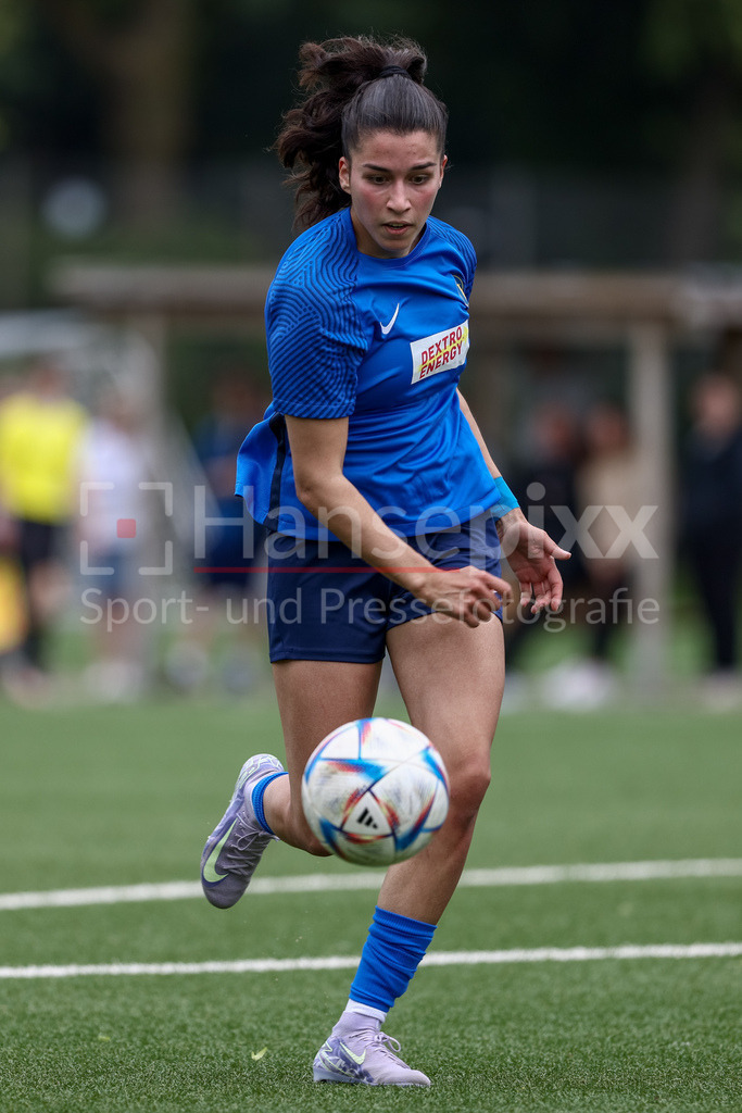 Fussball, Aufstiegsrunde Regionalliga Nord Frauen, FC Union 60 - SC Victoria Hamburg | Irem Üstün (SC Victoria Hamburg, 32) am Ball, Freisteller, Einzelbild, Ganzkörper, Aktion, Action, Spielszene