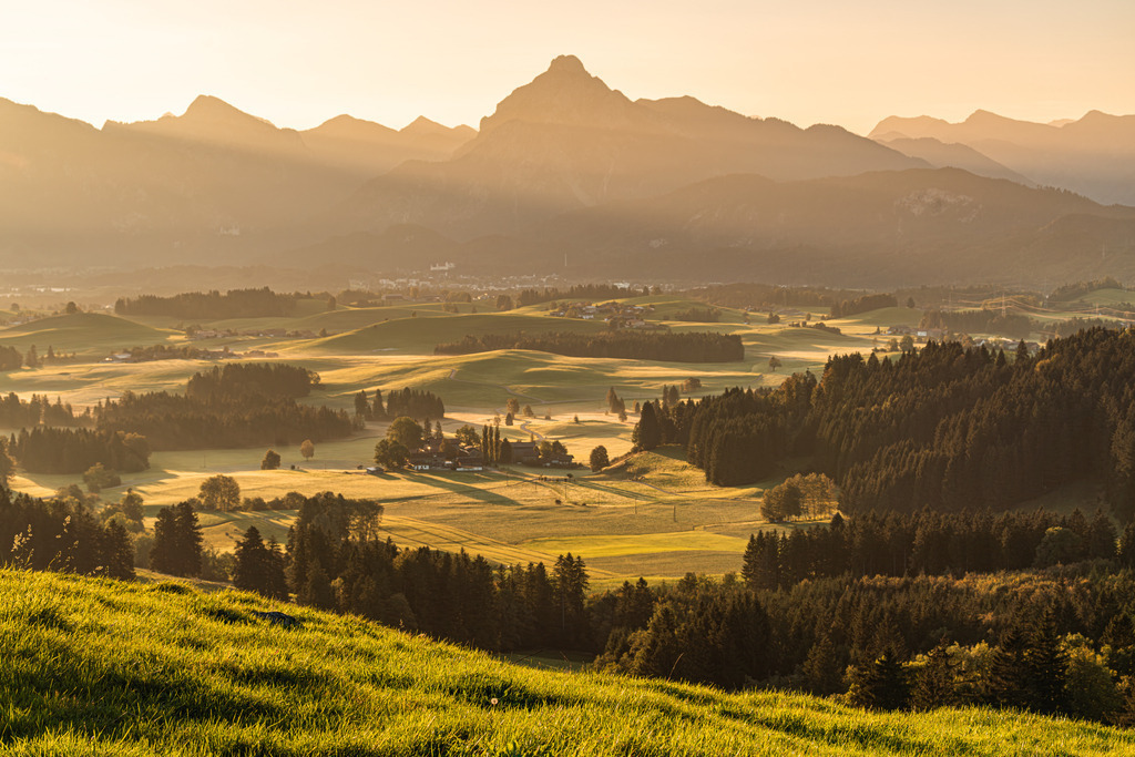 Allgäu Wandbild -  Blick über die Allgäuer Landschaft hin zum Säuling bei Sonnenaufgang | Michael Helmer - Allgäu Bilder auf Leinwand bestellen