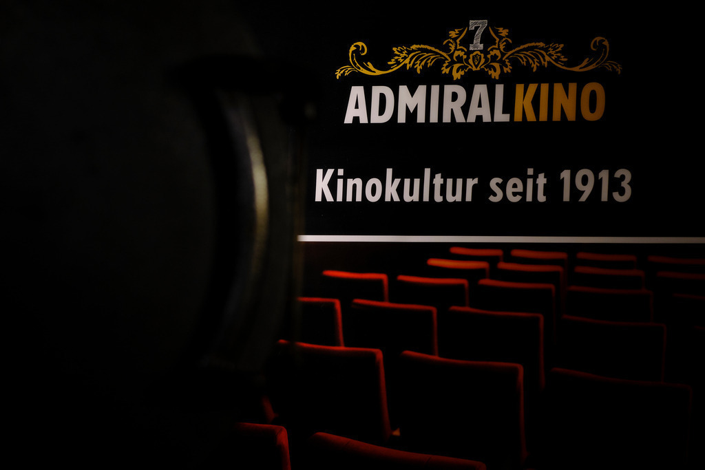 Admiral Kino Wien | Wien, Austria - November 25, 2019: Admiral Kino in Wien gegründet 1913, 2007 übernommen von Frau Englert; Admiralkino Werbetafel mit Bestuhlung. - Realisiert mit Pictrs.com