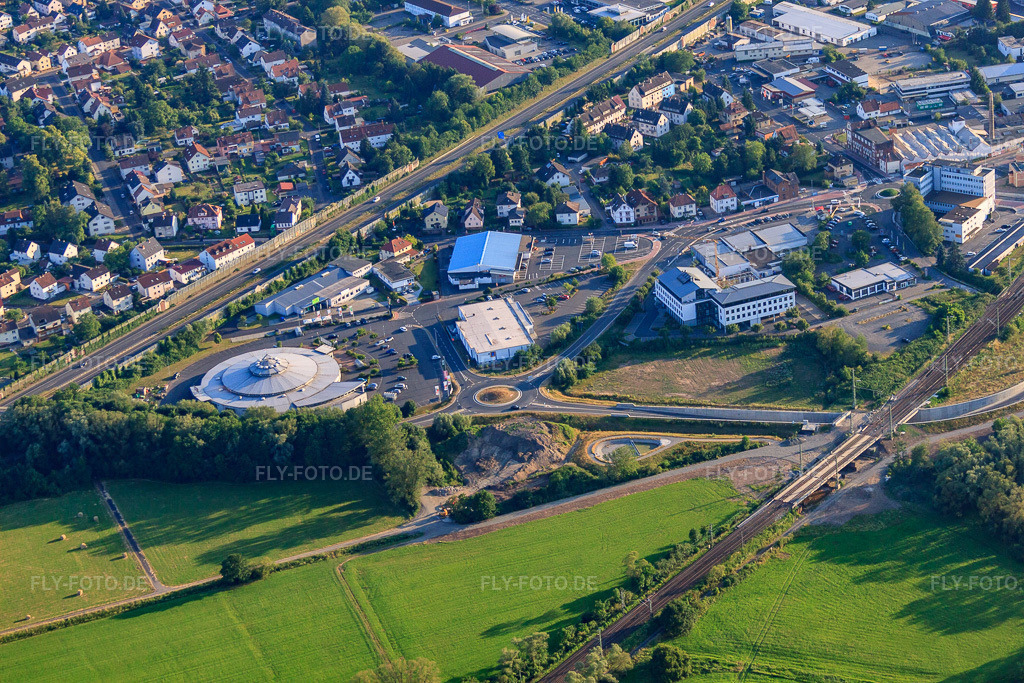 Luftbild: Gewerbegebiet Lagerhausstraße mit tegut... gute Lebensmittel und VR Bank Main-Kinzig-Büdingen eG Geschäftsstelle Altenhaßlau im Ortsteil Altenhaßlau in Linsengericht im Bundesland Hessen in Deutschland.Foto: IMG_68598.jpg vom 21.06.2014 durch Werner Riehm/FLY-FOTO.deAuflösung des Originals: 4752 x 3168 pxWWW.TEGUT.COMWWW.VRBANK-MKB.DE