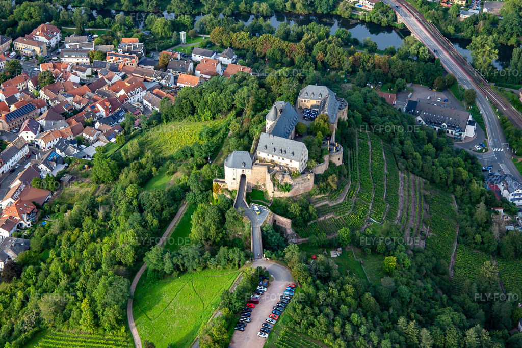 Luftbild: Schloß Ebernburg / Evangelische Familienferien- und Bildungsstätte Ebernburg im Ortsteil Ebernburg in Bad Kreuznach im Bundesland Rheinland-Pfalz in Deutschland.Foto: IMG_138261.jpg vom 03.09.2023 durch Werner Riehm/FLY-FOTO.deTAGUNGSHAUS.EKHN.DEarrow-icon-size3