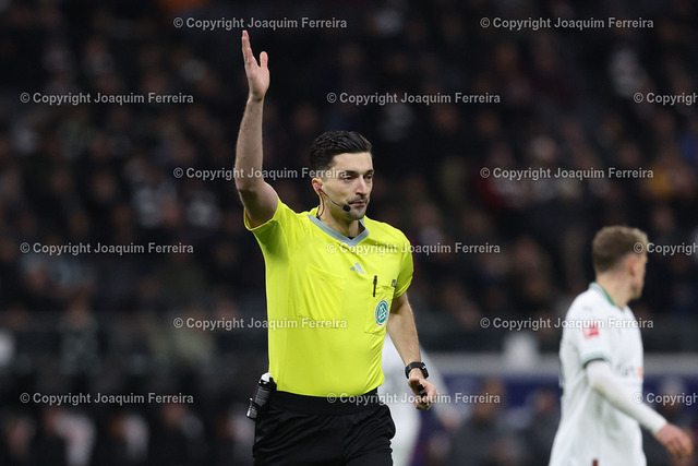 2023.12.20_sge_0319 | 20.12.2023 Fussball 1.Bundesliga 16.Spieltag Eintracht Frankfurt - Borussia Mönchengladbach v.l.,referee, Schiedsrichter Florian Badstübner gibt Anweisungen, gestikuliert, mit den Armen gestikulieren gives instructions, gesticulate. - Realisiert mit Pictrs.com