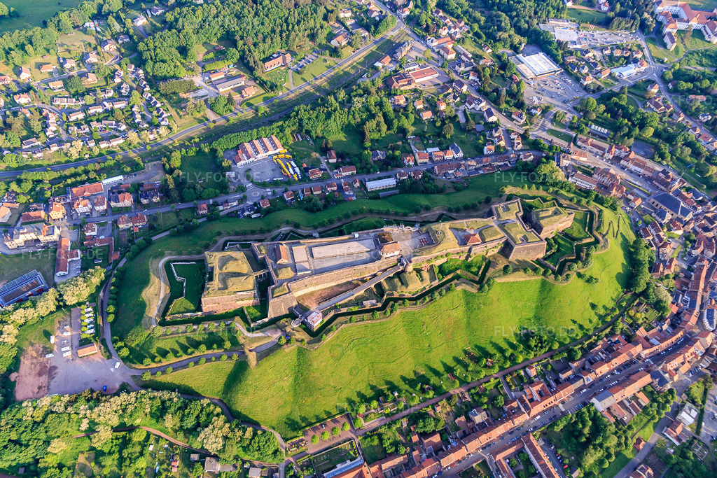 Luftbild: Citadelle de Bitche und Jardin pour la Paix aus Norden in Bitsch im Bundesland Moselle in Frankreich. – Foto: IMG_107238.jpg vom 18.05.2018 durch Werner Riehm/FLY-FOTO.de – Auflösung des Originals: 5472 x 3648 px – WWW.CITADELLE-BITCHE.COM