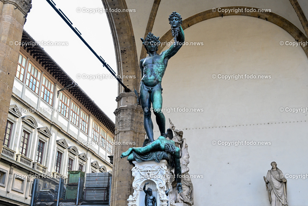 Italien_ Toscana_ Florenz_ 30.05.2024-15 | 30.05.2024, Italien, ITA, Toskana, Florenz im Bild Stadtansichten, Gebäude, Architektur, Touristen, Historisch, Souvenir, Altstadt, Museum, Statuen, Skulpturen, Piazza della Signoria, Statue David, Palazzo Vecchio, Neptunbrunnen, Piazza della Repubblica, Ponte Vecchio, Brücke, Uffizien, Kathedrale Santa Maria del Fiore, Arno, Fluß


Florenz, Firenze, ist eine italienische Großstadt. Nach Einwohnern ist sie die achtgrößte Stadt Italiens. Florenz ist die Hauptstadt sowie größte Stadt der Region Toskana und der Metropolitanstadt Florenz, in der etwa eine Million Menschen leben. Florenz ist für seine Geschichte berühmt. Leonardo da Vinci verbrachte große Teile seiner Jugend in Florenz, Michelangelo fand Unterschlupf in der Kirche der Medici, Galileo Galilei wohnte als Hofmathematiker in den Palästen der Medici. Von 1865 bis 1871 war die Stadt die Hauptstadt des neu gegründeten Königreichs Italien. Das historische Zentrum von Florenz zieht Jahr für Jahr Millionen von Touristen an. Die historische Innenstadt wurde von der UNESCO im Jahre 1982 zum Weltkulturerbe erklärt. 
Quelle: Wikipedia
