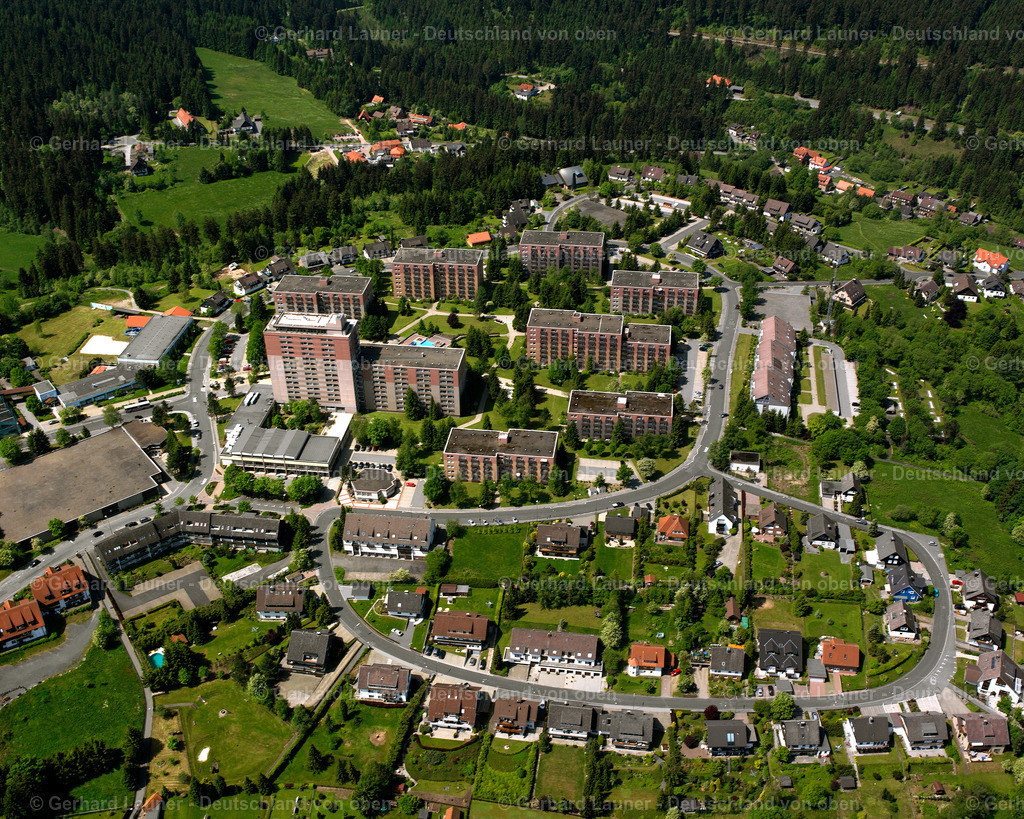 2638584 | ALTENAU 09.06.2006 Wohngebiet der Mehrfamilienhaussiedlung  in Altenau im Bundesland Niedersachsen, Deutschland // Residential area of the multi-family house settlement  in Altenau in the state Lower Saxony, Germany Foto: Gerhard Launer
