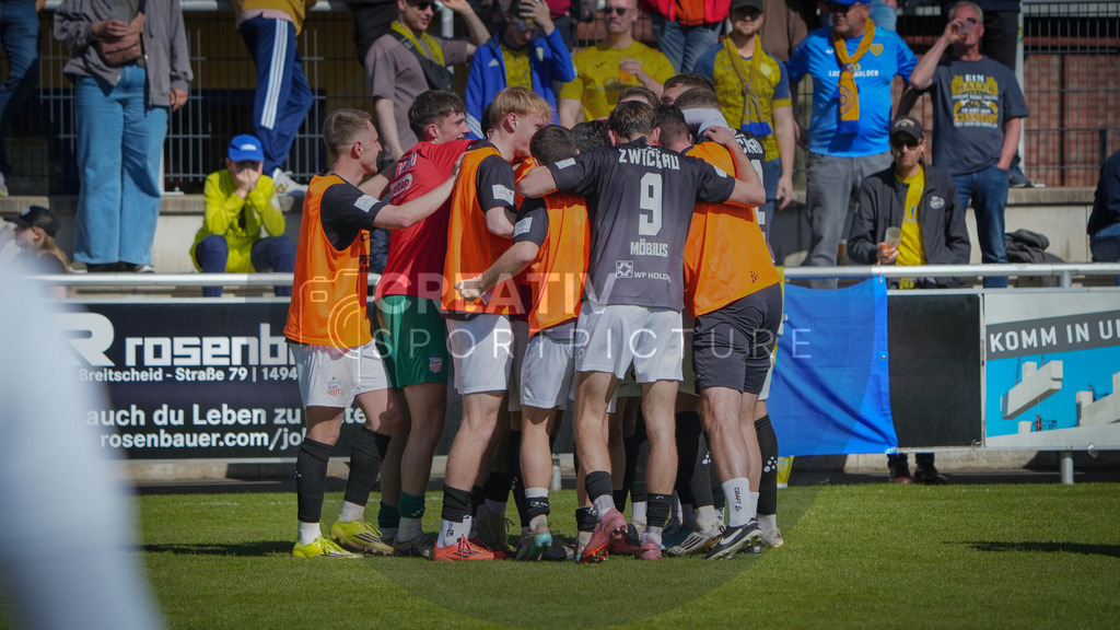 Fußball, Herren, Saison 2025/2026, Regionalliga Nordost, 31. Spieltag, FSV 63 Luckenwalde vs. FSV Zwickau, Sonntag 26.04.2026, Werner-Seelenbinder-Stadion Luckenwalde | Fußball, Herren, Saison 2025/2026, Regionalliga Nordost, 31. Spieltag, FSV 63 Luckenwalde vs. FSV Zwickau, Sonntag 26.04.2026, Werner-Seelenbinder-Stadion Luckenwalde, Im Bild: Jubel beim FSV Zwickau nach dem Last-Minute Treffer zum Sieg - Realisiert mit Pictrs.com