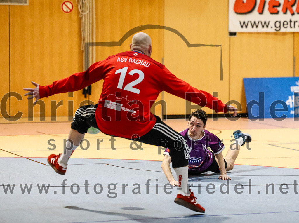 2024-03-23_069_SpVgg_Altenerding_II_gegen_ASV_Dachau_III | Erding, Deutschland, 23.03.2024:
Handball, Bezirksklasse Männer Staffel Süd West 2023 / 2024, 14. Spieltag, SpVgg Altenerding II gegen ASV Dachau III, Endergebnis: 24:32

Torwart Matthias Schäfer (ASV Dachau, #12), Robert Klotz (SpVgg Altenerding, #18)

Foto: Christian Riedel / fotografie-riedel.net