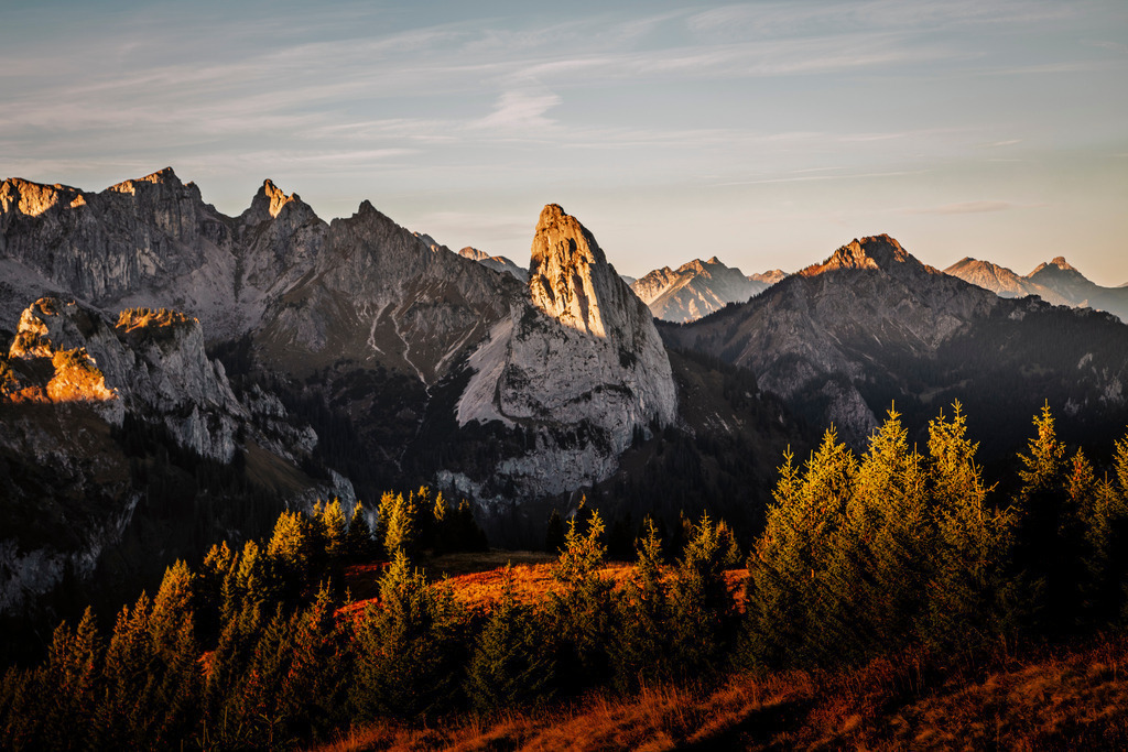Leinwandbild - Der Geiselstein - das Matterhorn des Allgäus | Der Geiselstein - das Matterhorn des Allgäus im Sonnenaufgang. 