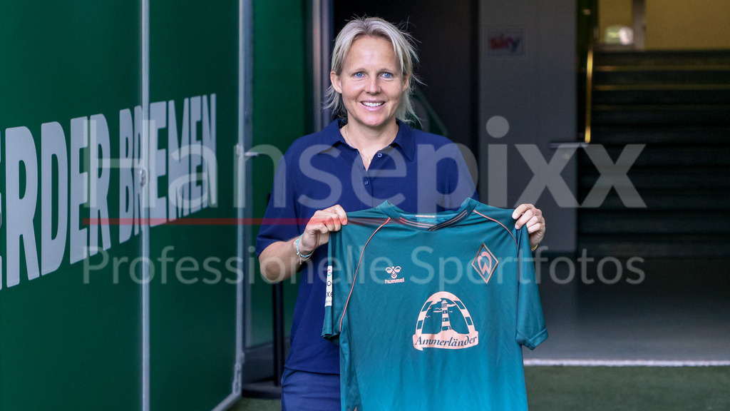 Fussball, Google Pixel Frauen-Bundesliga, Vorstellung Trainerin SV Werder Bremen | Friederike Kromp (Fritzy Kromp, Trainerin, Cheftrainerin, SV Werder Bremen) bei ihrer Vorstellung als neue Trainer der Frauen, Frauenmannschaft des SV Werder Bremen, Portrait, Nahaufnahme, Einzelfoto, Einzelbild, DIE DFB-RICHTLINIEN UNTERSAGEN JEGLICHE NUTZUNG VON FOTOS ALS SEQUENZBILDER UND/ODER VIDEOÄHNLICHE FOTOSTRECKEN. DFB REGULATIONS PROHIBIT ANY USE OF PHOTOGRAPHS AS IMAGE SEQUENCES AND/OR QUASI-VIDEO.