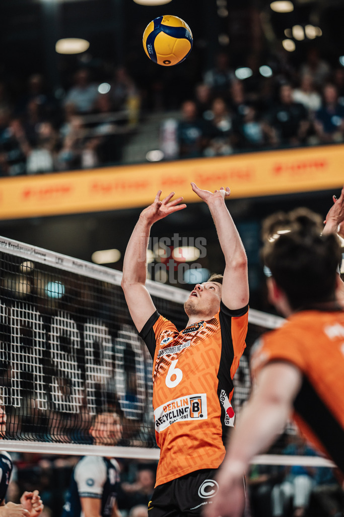 Volleyball | Herren | Saison 2024/2025 | 1. Volleyball Bundesliga Männer | Finale | SVG Lüneburg vs. BERLIN RECYCLING Volleys | 01.05.2025 | Zuspiel von Johannes Tille (#6, Berlin Recycling Volleys)