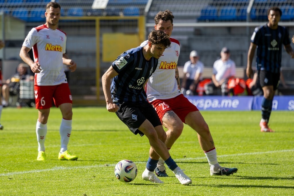 Fußball 3. Liga, Saison 2025/26, 37. Spieltag: Waldhof Mannheim gegen Jahn Regensburg | Fußball 3. Liga, Saison 2025/26, 37. Spieltag: Waldhof Mannheim gegen Jahn Regensburg***Lovis Frederik Bierschenk (7, Mannheim) am Ball - Realisiert mit Pictrs.com
