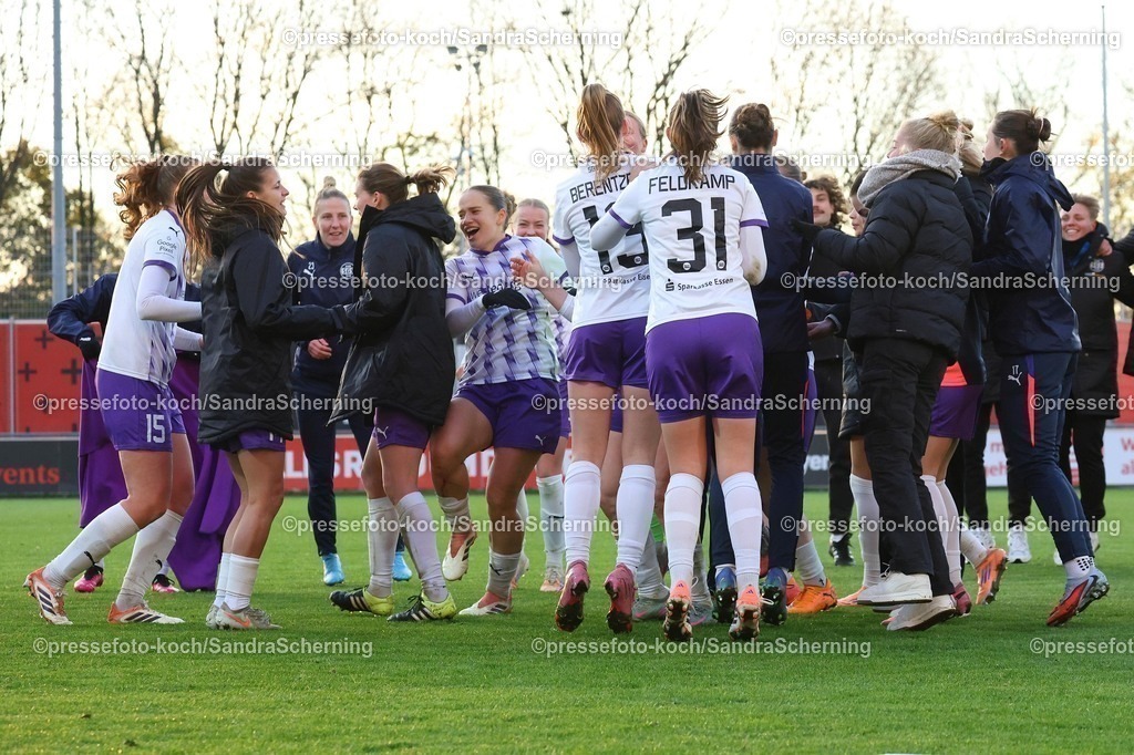 xsscx22112501008 | 05.11.2025, xsscx, Frauen Fußball, Bayer 04 Leverkusen - SGS Essen, 1. Fußball Bundesliga,11. Spieltag, Ulrich-Haberland-Stadion, Saison 2025 2026: Die Spielerinnen der SGS Essen feiern ihren 0:1 Auswärtssieg mit den Fans DFB regulations prohibit any use of photographs as image sequences and or quasi-video. Nordrhein-Westfalen Deutschland