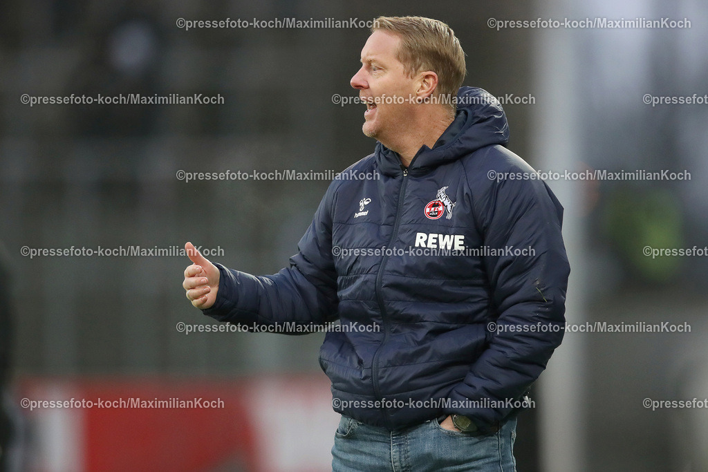 RWE06012402135 | 06.01.2024, Essen, Fußball, Herren, Stadion an der Hafenstraße, Testspiel, Rot-Weiss Essen – 1. FC Köln:  Cheftrainer Timo Schultz (1.FC Köln) steht bei seinem ersten Spiel als neuer Trainer gestikulierend am Spielfeldrand. 
DFB regulations prohibit any use of photographs as image sequences and or quasi-video.