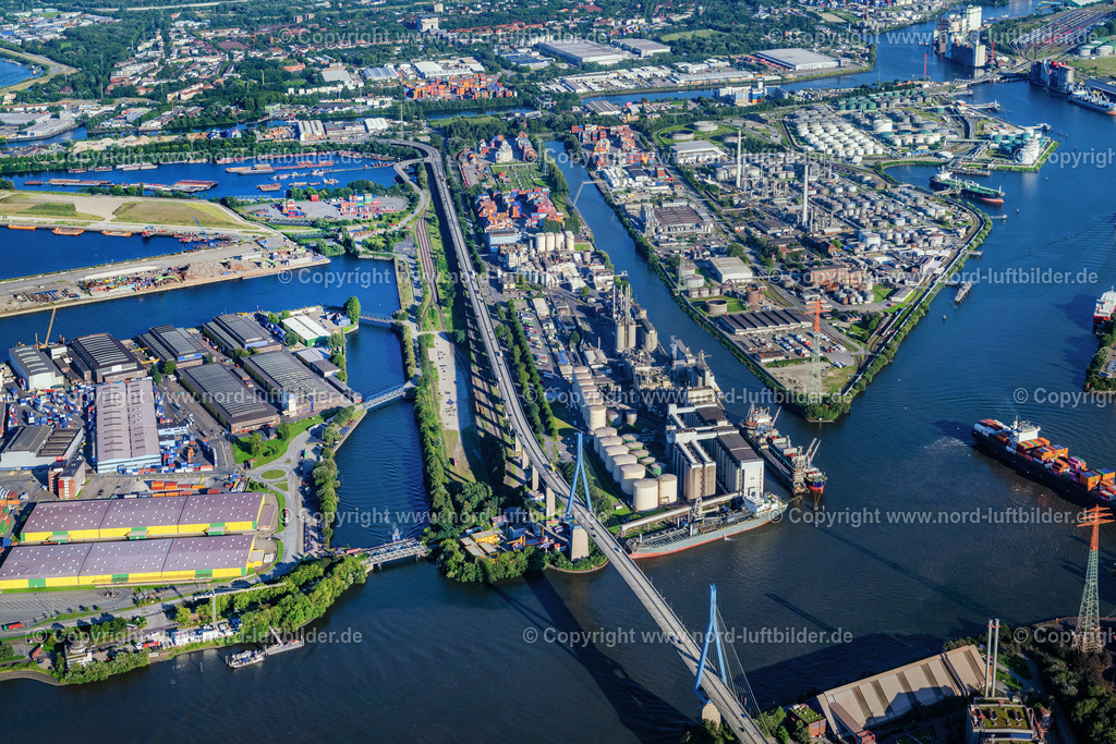 Hamburg_Köhlbrandbrücke_Gewerbegebiete_ELS_1445210823 | HAMBURG 21.08.2023 Raffinerie- Anlagen und Leitungssysteme auf dem Werksgelände des Lebensmittelproduzenten " ADM Futtermittel, Getreide, Ölsaaten und Pflanzenöle " in Hamburg, Deutschland. Weiterführende Informationen bei: ADM Hamburg Aktiengesellschaft. // Refinery plants and pipe systems on the factory premises of the food producer " ADM Futtermittel, Getreide, Oelsaaten and Pflanzenoele " in Hamburg, Germany. Further information at: ADM Hamburg Aktiengesellschaft. Foto: Martin Elsen