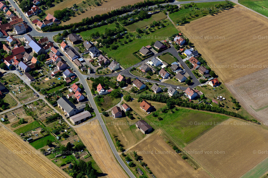 3650269 | DIPBACH 31.08.2016 Landwirtschaftliche Nutzflächen und Feldgrenzen  umsäumen das Siedlungsgebiet des Dorfes in Dipbach im Bundesland Bayern, Deutschland // Agricultural land and field boundaries surround the settlement area of the village  in Dipbach in the state Bavaria, Germany Foto: Gerhard Launer