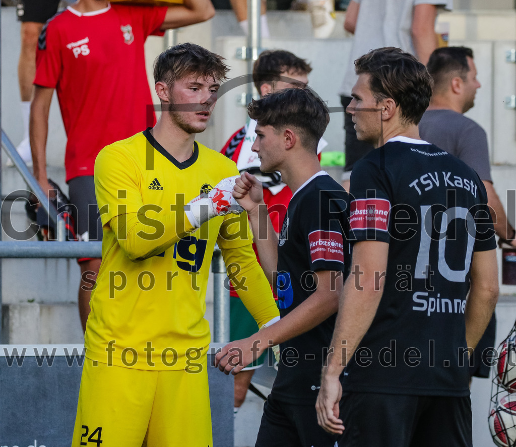 2023-08-18_001_FC_Schwaig_gegen_TSV_Kastl | Oberding, Deutschland, 18.08.2023:
Fußball, Landesliga Südost 2023 / 2024, 7. Spieltag, FC Schwaig gegen TSV Kastl, Endergebnis: 2:2

Torwart Patrick Alramseder (TSV Kastl, #24), Sebastian Spinner (TSV Kastl, #10)

Foto: Christian Riedel / fotografie-riedel.net