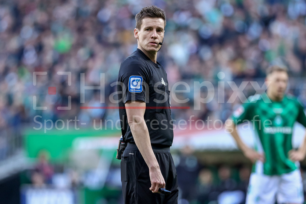 Fussball, Bundesliga, SV Werder Bremen - Eintracht Frankfurt | v.li.: Schiedsrichter Daniel Siebert Portrait, Nahaufnahme, Einzelfoto, Einzelbild, DIE DFL-RICHTLINIEN UNTERSAGEN JEGLICHE NUTZUNG VON FOTOS ALS SEQUENZBILDER UND/ODER VIDEOÄHNLICHE FOTOSTRECKEN. DFL REGULATIONS PROHIBIT ANY USE OF PHOTOGRAPHS AS IMAGE SEQUENCES AND/OR QUASI-VIDEO.