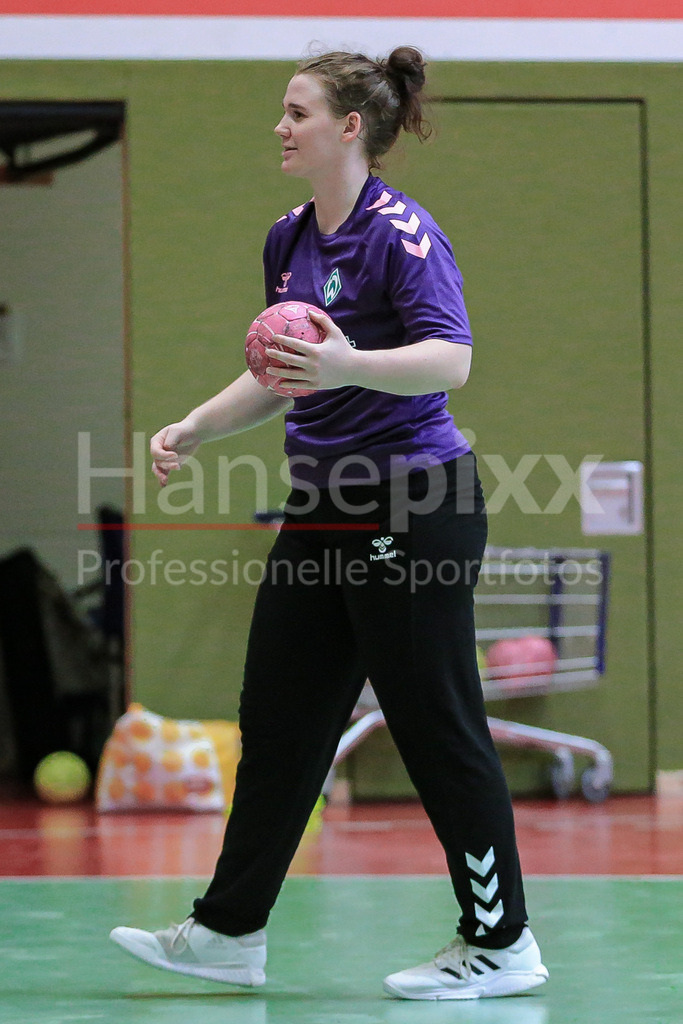 Handball, 2. Bundesliga Frauen, Training SV Werder Bremen | v.li.: Leonie Schumacher (Torhüterin, Torwart, SV Werder Bremen, 12) am Ball, Spielszene, Aktion, Action