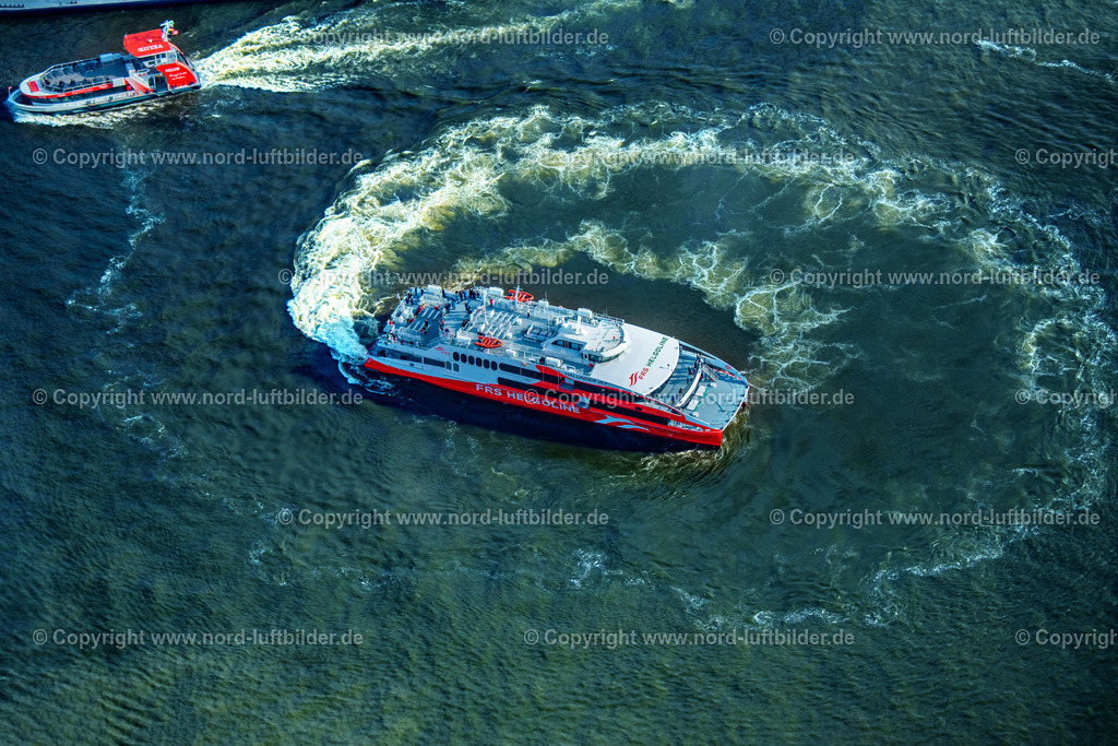 Hamburg_Halunder_Jet_Vor_Den_Landungsbrücken_ELS_4979260422 | HAMBURG 26.04.2022 Fahrt eines Fähr- Schiffes " Katamaran Halunder Jet der FRS Reederei" in Hamburg vor den Landungsbrücken im Bundesland Niedersachsen, Deutschland. // Travel of a ferry ship "Katamaran Halunder Jet der FRS Reederei" in Hamburg in front of the Landungsbruecken in the state Lower Saxony, Germany. Foto: Martin Elsen