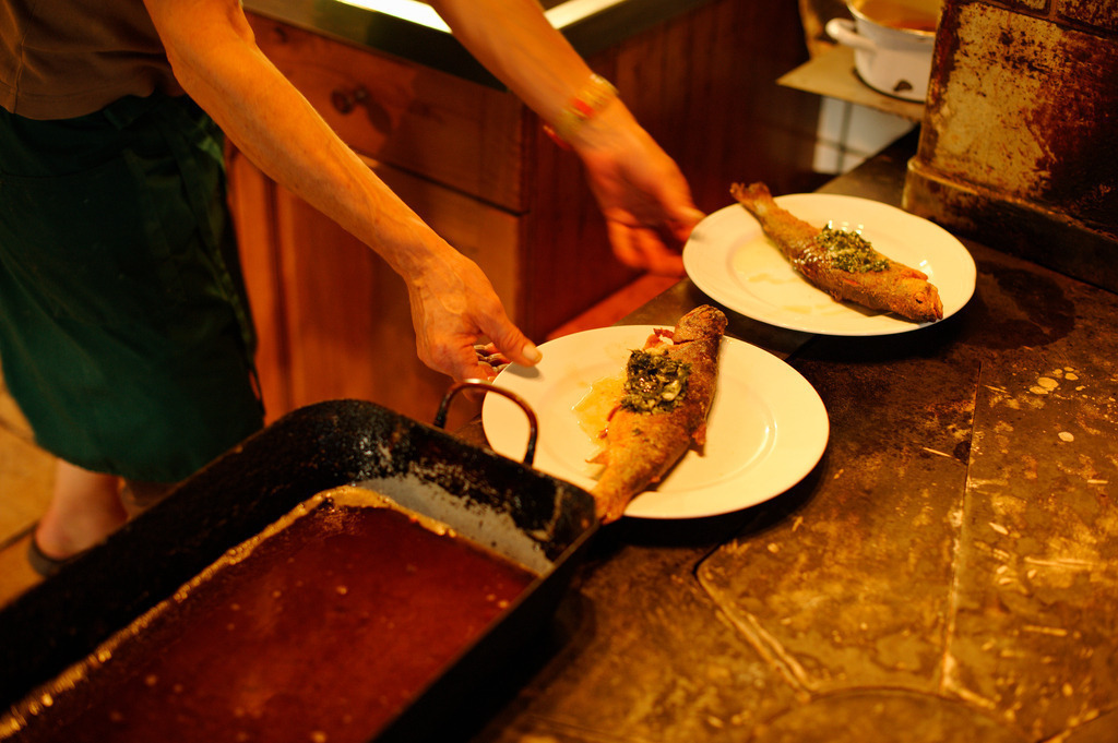 Forelle auf Teller | Großklein, Austria - August 25, 2012: Buschenschank Wölfl;  fertig gebratene Forellen auf dem Teller. - Realisiert mit Pictrs.com