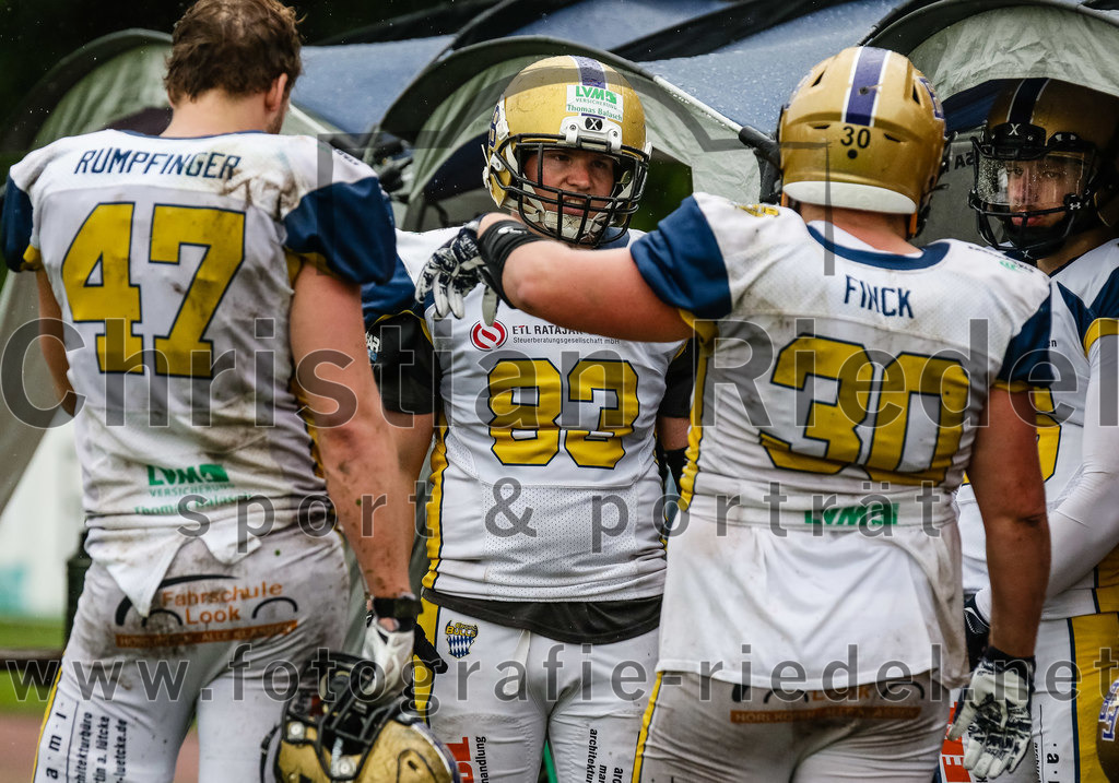 2022-05-29_038_Erding_Bulls_gegen_Nuernberg_Rams | Erding, Deutschland, 29.05.2022:
Fußball, Regionalliga 2022, 5. Spieltag, Erding Bulls gegen Nürnberg Rams, Endergebnis: 10:16

Johannes Rumpfinger (Erding Bulls, #47), Andreas Heller (Erding Bulls, #83), Dominik Finck (Erding Bulls, #30)

Foto: Christian Riedel / fotografie-riedel.net