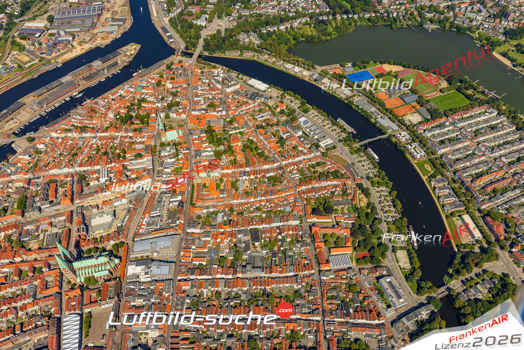 Klassische Luftaufnahme ohne Drohne zeigt:Altstadt bei Lübeck - Die Luftbildaufnahme wurde 2025 vom UL-Flugzeug heraus erstellt ( keine Drohnenaufnahme ) - Hochauflösende Luftaufnahme -Nicht vergleichbar mit Google Maps oder Satelittenbilder- Die Geschenkidee !Mit Lizenz und Bildrechte bestellbar