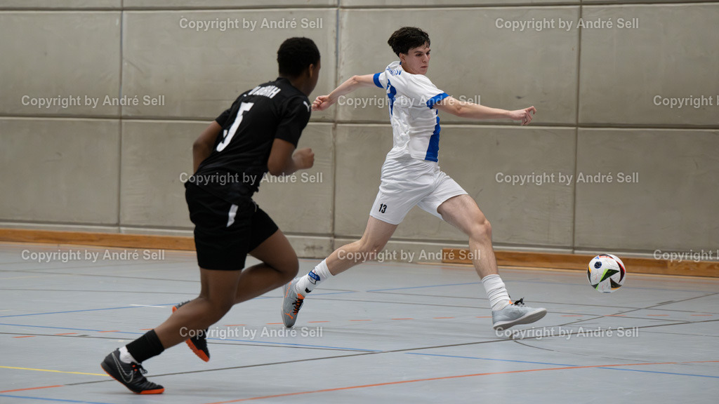 20250118_7353 | 21. A-Jugend-Turnier des VfR Neumünster um den KulturLokschuppen-Pokal 2025, Finale - Niendorfer TSV (weiss) vs. JFV A/O/B/H/H U19 (schwarz), Jonas Tremmel (Niendorf #13) / Terrel Ehigie (Ahlerstedt #5) - Realisiert mit Pictrs.com