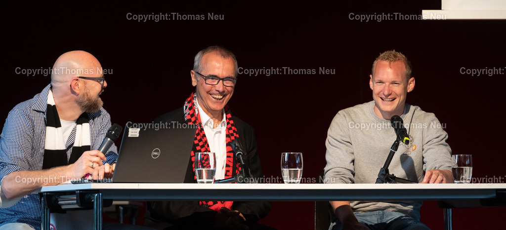 DSC_8775 | bbe, Bensheim, Goethegymnasium, Besuch von Sebastian Rode mit Fragerunden und Autogrammstunde, hier zusammen mit Schulleiter Jürgen Mescher und Markus Göldner  ,, Bild: Thomas Neu