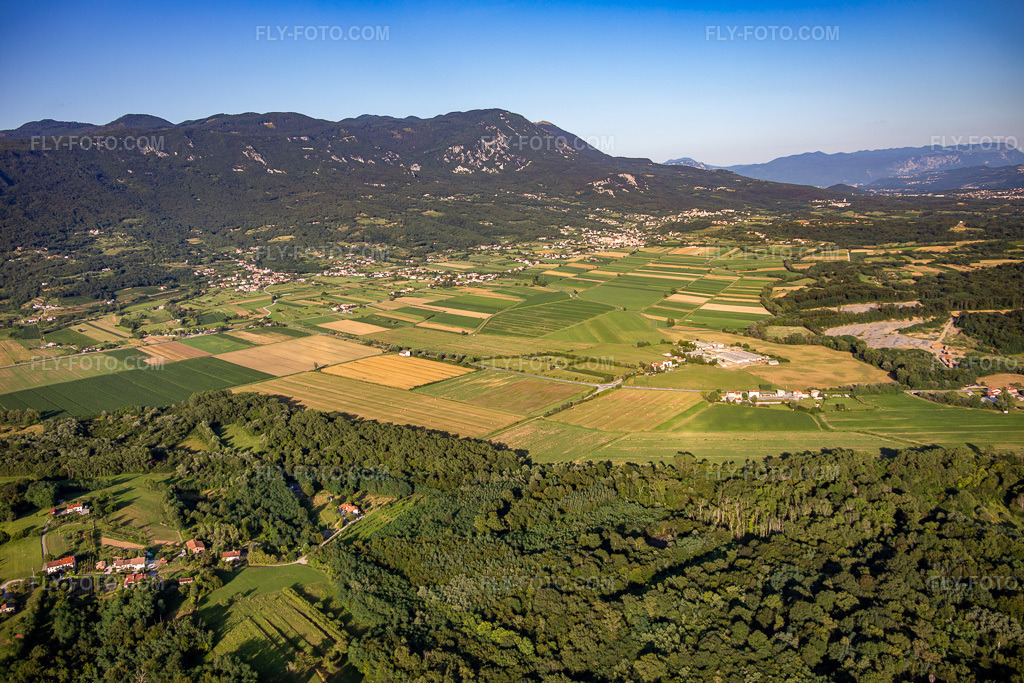 Aerial view: Lijak Valley from the west in the district Ozeljan in Nova Gorica in the state Slovenia, Slovenia. – Photo: IMG_137465.jpg taken on 07/14/2023 by Werner Riehm/FLY-FOTO.com – Resolution of the original: 5472 x 3648 px